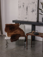 Įkelti vaizdą į galerijos rodinį, rudas avikailis ant kėdės